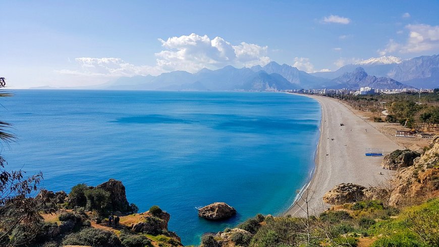 Antalya sokaklarında şiir şöleni: 10. Edebiyat Günleri